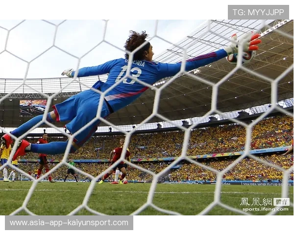 守门员在训练中练习“低射扑救+快速传球”双技能连贯性